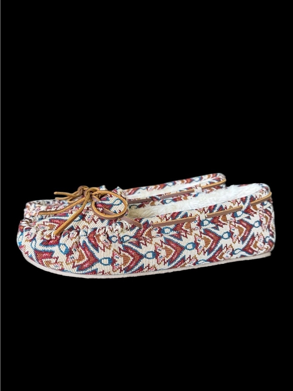 MINNETONKA women’s CALLY pattern slippers never worn brand new size 10